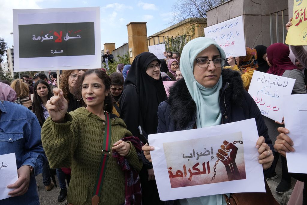 Para guru Lebanon berunjuk rasa memprotes sistem pendidikan di negara mereka dalam demonstrasi di depan kantor Kementerian Pendidikan di Beirut, Lebanon, 6 Maret 2023. 