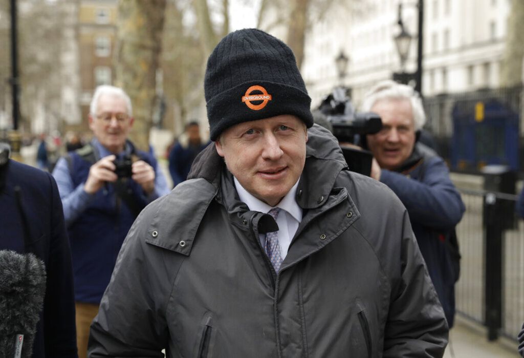 Dalam foto tanggal 19 Maret 2019 ini, Boris Johnson, mantan Menteri Luar Negeri Inggris, berjalan setelah meninggalkan Kantor Kabinet, di London.
