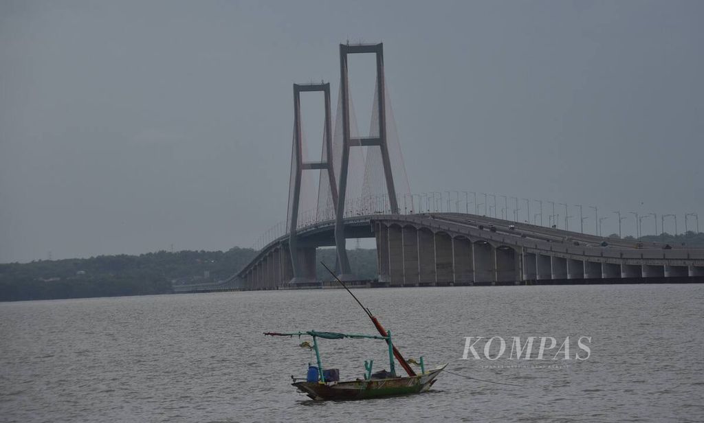 Jembatan Suramadu yang menghubungkan Kota Surabaya dengan Pulau Madura, Kota Surabaya, Jawa Timur, Selasa (19/4/2022). 