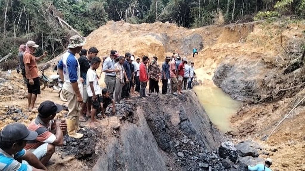 Warga Desa Sumber Sari mendatangi lokasi tambang batubara ilegal pada Oktober 2021 silam. Mereka menolak dan menghentikan aktivitas pertambangan.