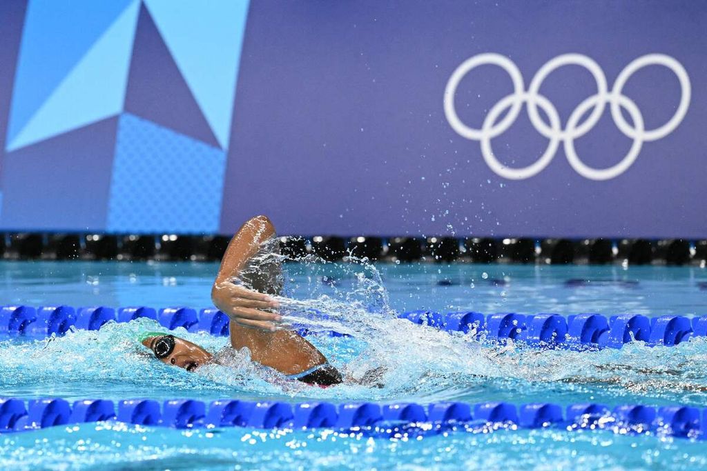 Perenang putri pertama Arab Saudi, Mashael Meshari Alayed, tampil di nomor 200 meter gaya bebas babak penyisihan Olimpiade Paris 2024 di Paris La Defense Arena, di Nanterre, sebelah barat Paris, Perancis, Minggu (28/7/2024). 