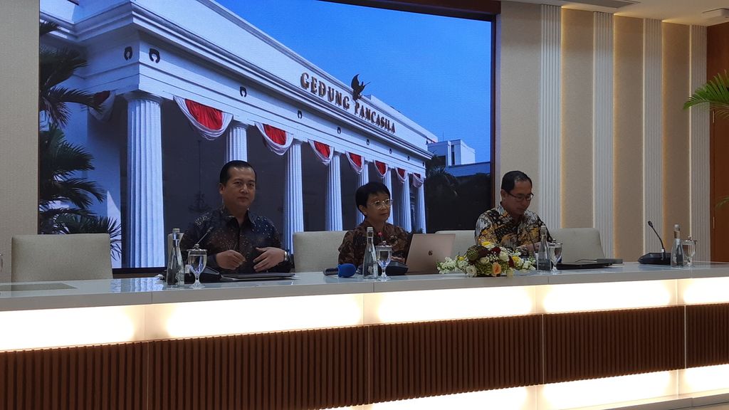 Menteri Luar Negeri Retno Marsudi (tengah) menyampaikan rencana evakuasi warga negara Indonesia dari Gaza, Rabu (1/11/2023), di Jakarta. Ia didampingi Juru Bicara Kemlu Lalu Muhammad Iqbal (kiri) dan Direktur Perlindungan WNI Judha Nugraha.