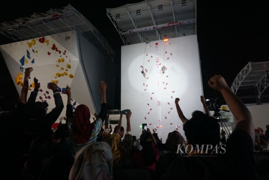 Penonton bersorak setelah pemanjat tebing putra Indonesia, Kiromal Katibin, memastikan lolos ke final Kualifikasi Zona Asia atau IFSC Climbing Asian Qualifier 2023 di Gelora Bung Karno, Senayan, Jakarta, Minggu (12/11/2023) malam.
