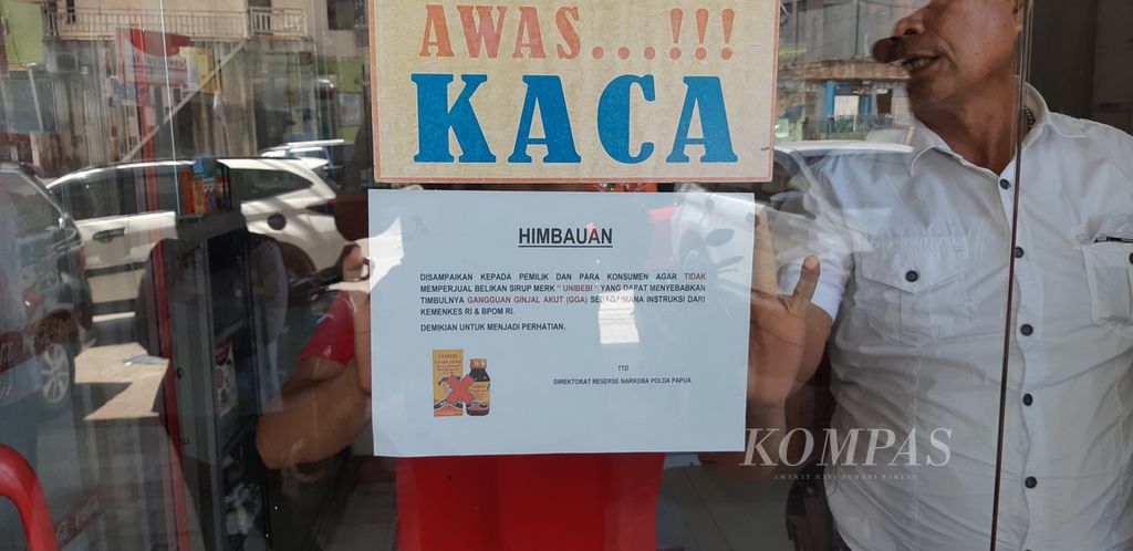Imbauan larangan penjualan obat sirop sesuai edaran Badan Pengawas Obat dan Makanan di salah satu apotek di Jayapura, Papua, pada 26 Oktober 2022.