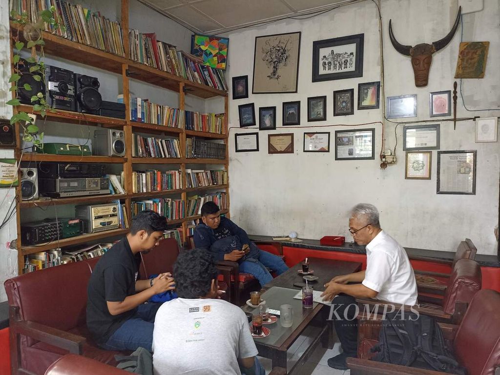 Suasana diskusi para pengunjung Literacy Coffee di Jalan Jati II, Medan, Sumatera Utara, Senin (18/7/2022). Kafe itu memadukan kopi, buku, dan media sosial.
