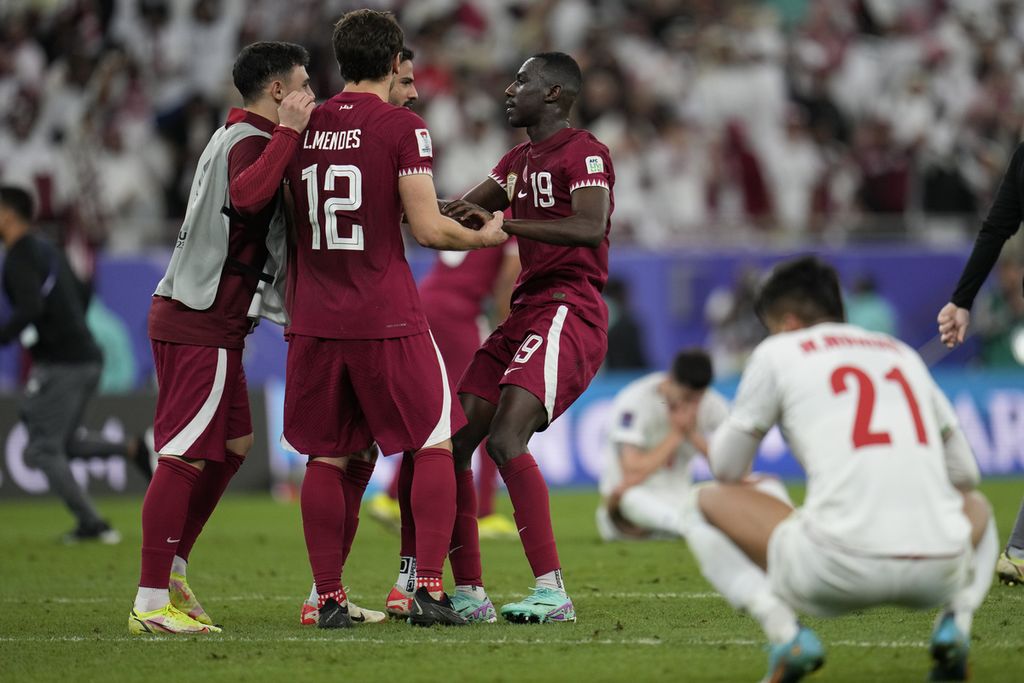 Para pemain Qatar bergembira seusai dipastikan melaju ke final Piala Asia 2023 setelah mengalahkan Iran, 3-2, Rabu (7/2/2024). 