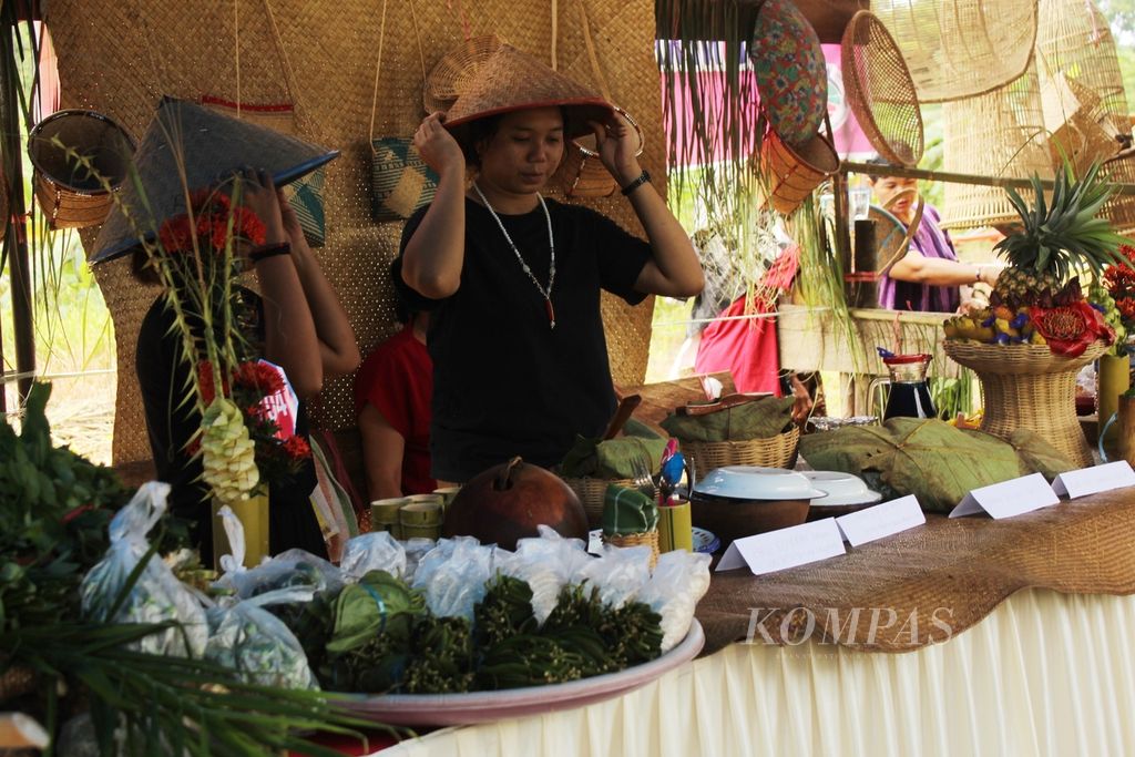 Beragam masakan khas Dayak ditunjukkan dalam kompetisi memasak memperingati Hari Tani Nasional 2022 di Desa Tumbang Oroi, Kabupaten Gunung Mas, Kalimantan Tengah, Sabtu (24/9/2022).