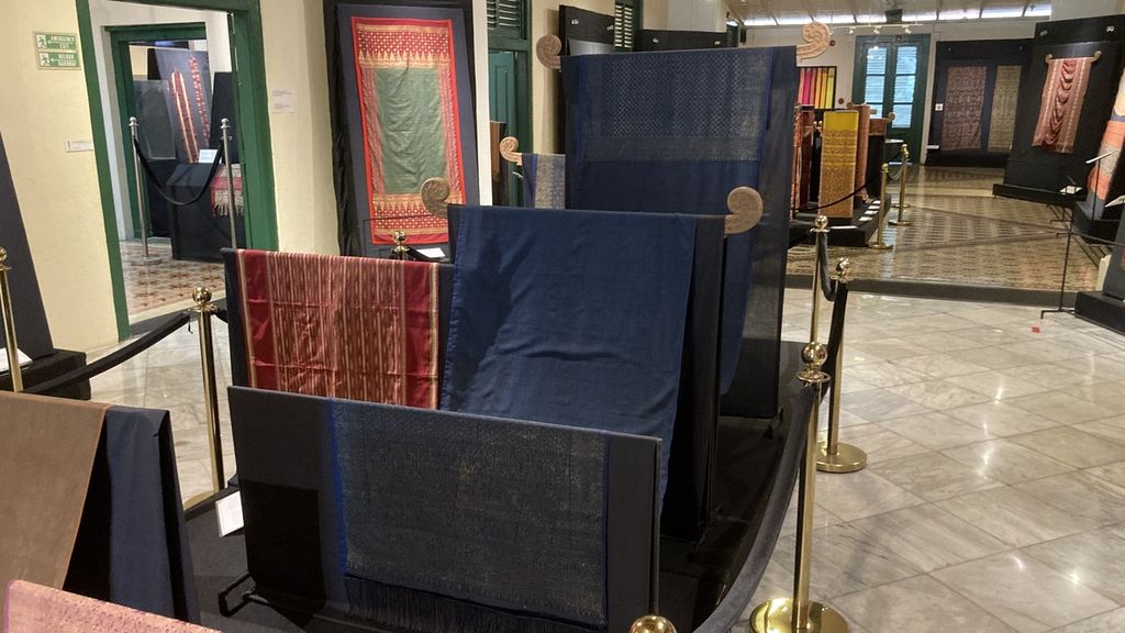 <i>Ija duablah hah </i>(warna biru), kain tenun dari Aceh pada pameran ”Nuansa Kemilau Wastra Tenun Indonesia: Sumatera, Sulawesi, dan Timor” di Museum Tekstil, Jakarta, pada Sabtu (30/7/2022). Nama <i>ija duablah hah </i>sesuai dengan kain yang panjangnya mencapai 12 <i>hah</i>, yang artinya hasta.