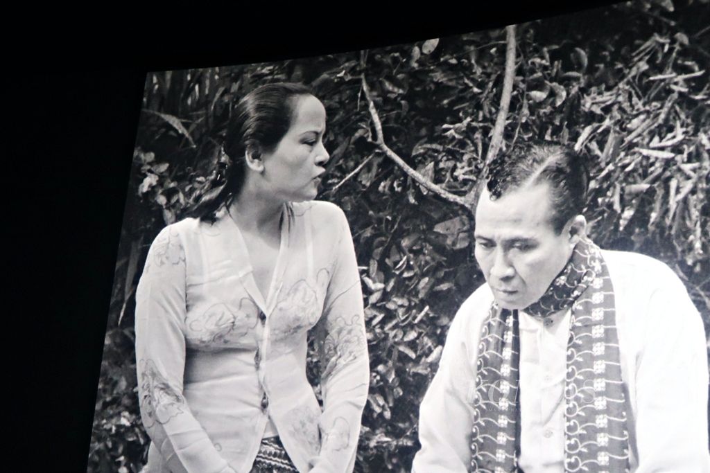 Salah satu cuplikan adegan dalam film <i>Dr. Samsi</i> karya Ratna Asmara, yang tayang di bioskop di Jakarta, Selasa (19/12/2023). Film tersebut merupakan hasil restorasi oleh Kementerian Pendidikan, Kebudayaan, Riset, dan Teknologi.