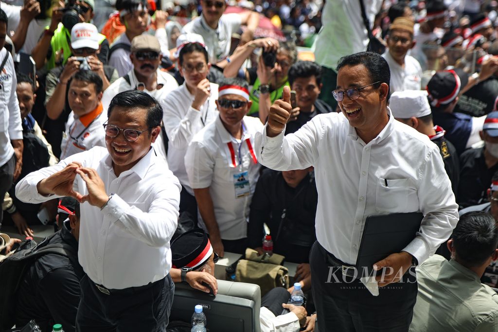 The presidential and vice presidential candidates with number one on the ballot, Anies Baswedan (right) and Muhaimin Iskandar, greeted their supporters during the grand campaign at Jakarta International Stadium on Saturday (10/2/2024).