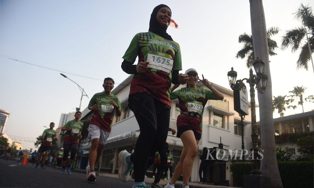 Peserta Bank Jateng Friendship Run melewati Jalan Tunjungan, Surabaya, Jawa Timur, Minggu (23/7/2023).