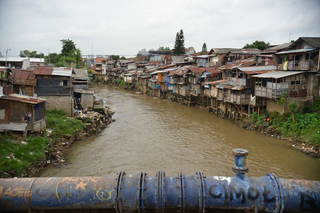 Deretan rumah semipermanen di bantaran Kali Ciliwung, Kecamatan Tebet, Jakarta Selatan, Kamis (2/1/2023). 