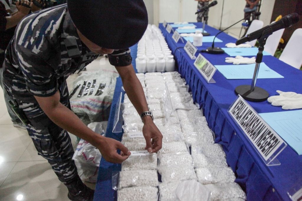 Tim gabungan pengamanan Bandara Juanda Surabaya menggagalkan penyelundupan narkoba jenis obat-obatan berbahaya, yakni pil double L, Rabu (16/11/2022). 