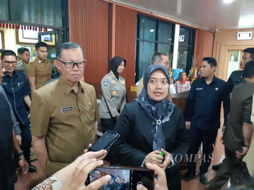Wakil Gubernur Lampung Chusnunia saat dikonfirmasi terkait keterlambatan pembayaran pajak kendaraan milik Gubernur dan Wakil Gubernur Lampung, Selasa (9/5/2023).