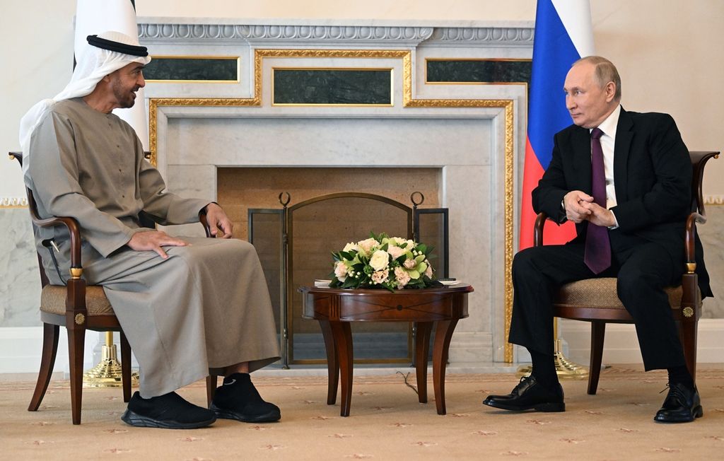 Presiden Rusia Vladimir Putin (kanan) dan Presiden Uni Emirat Arab Sheikh Mohamed bin Zayed Al Nahyan menggelar pertemuan bilateral di St. Petersburg, Russia, Selasa (11/110/2022). (Pavel Bednyakov, Sputnik, Kremlin Pool Photo via AP)