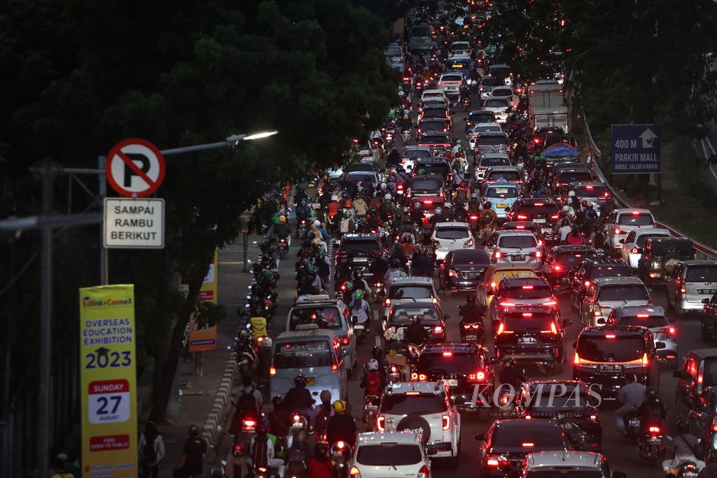 Kemacetan saat jam pulang kerja di Jalan Raya Casablanca, Jakarta, Senin (21/8/2023). Kemacetan masih terjadi meskipun Pemerintah Provinsi DKI Jakarta telah menerapkan kebijakan <i>work from home</i> (WFH) atau bekerja dari rumah bagi 50 persen aparatur sipil negara. 