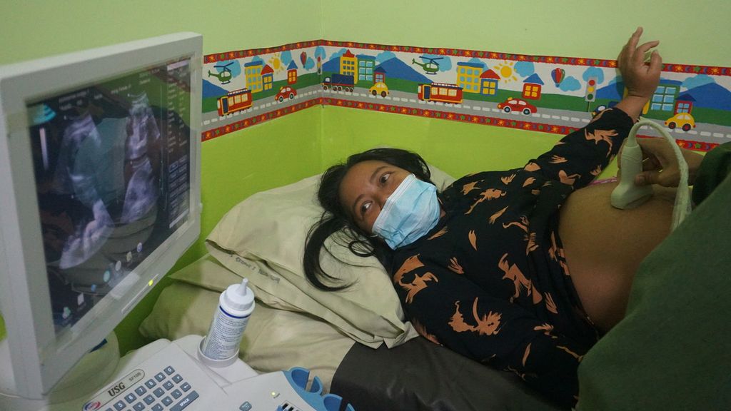 Nining Pujiastuti (41) menatap layar dari hasil pemeriksaan USG (ultrasonografi) di Puskesmas Sedayu 1, Bantul, Yogyakarta, Jumat (10/2/2023). Pemeriksaan USG penting bagi ibu hamil untuk mendeteksi dini gangguan kehamilan yang dapat menyebabkan kematian ibu dan bayi. Pemerintah menargetkan pada 2023 semua puskesmas di Indonesia memiliki alat pemeriksaan USG. 