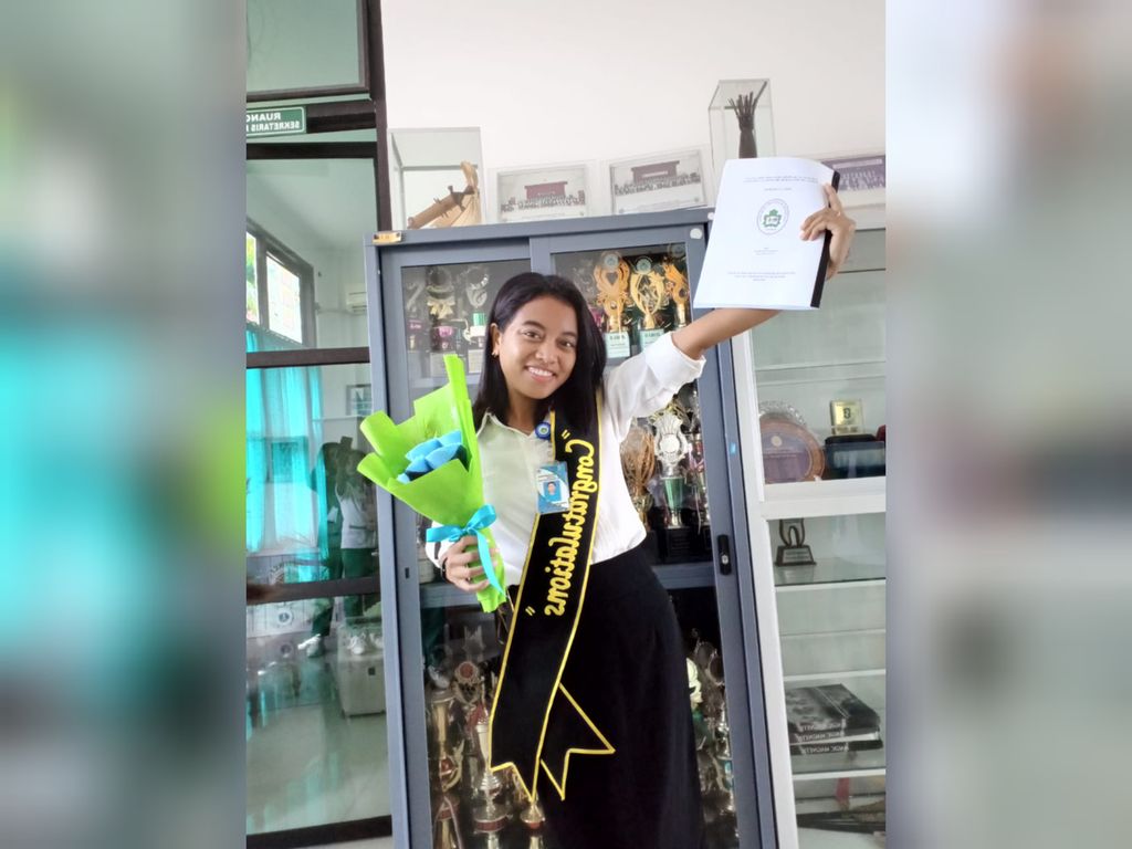 Adelia Lestari Rambu Jola (20)  after taking the final exam of Diploma III Dental Care at the Kupang Health Polytechnic, East Nusa Tenggara, Monday (30/5/2022). He is one of the recipients of a scholarship from the Central Sumba Regency Government.