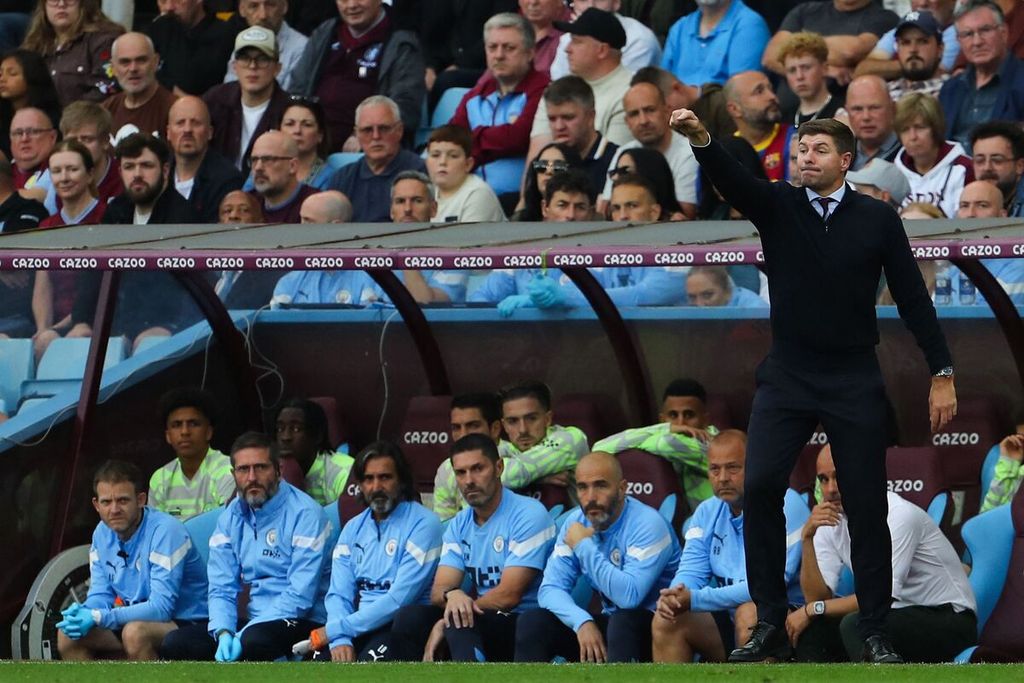 Reaksi Manajer Aston Villa Steven Gerrard dalam pertandingan Liga Inggris antara Aston Villa dan Manchester City di Stadion Villa Park, Birmingham, Sabtu (3/9/2022). Kedua tim bermain imbang, 1-1. 