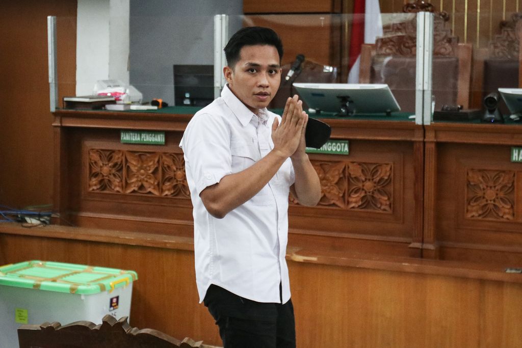 Richard Eliezer atau Bharada E memberikan salam ke arah wartawan sebelum persidangan dimulai di Pengadilan Negeri Jakarta Selatan, Kamis (5/1/2023).