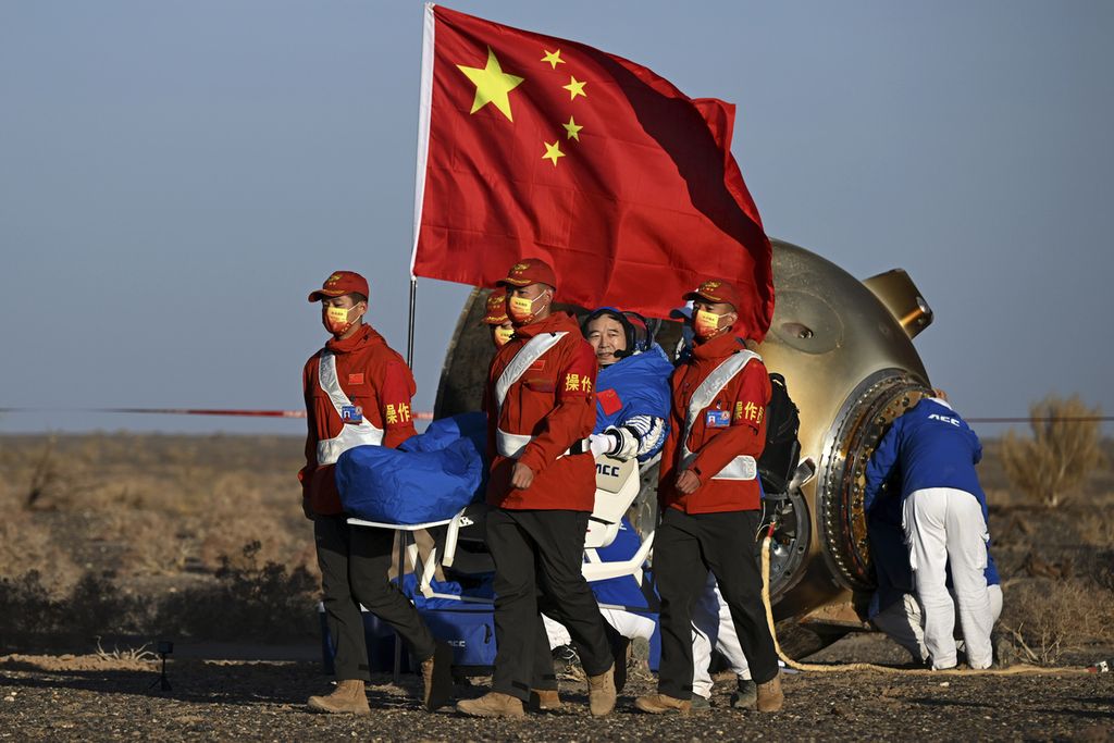 Dalam foto yang dirilis Kantor Berita Xinhua ini, astronot Jing Haipeng dibawa keluar dari kapsul misi luar angkasa berawak Shenzhou-14 setelah berhasil mendarat di lokasi pendaratan Dongfeng di Daerah Otonomi Mongolia Dalam, China, 31 Oktober 2023. 
