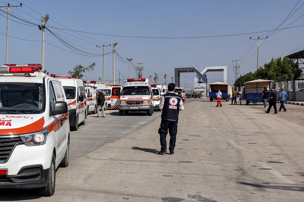 Ambulans milik Kementerian Kesehatan Palestina membawa korban luka parah untuk menyeberang gerbang Rafah di perbatasan Gaza selatan dengan Mesir, 1 November 2023. 