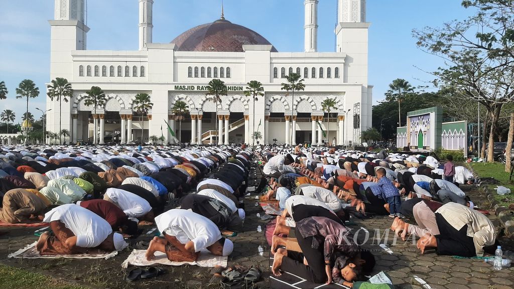 Shalat Idul Fitri di Masjid Raya Mujahidin, Kota Pontianak, Kalimantan Barat, Rabu (10/4/2024).