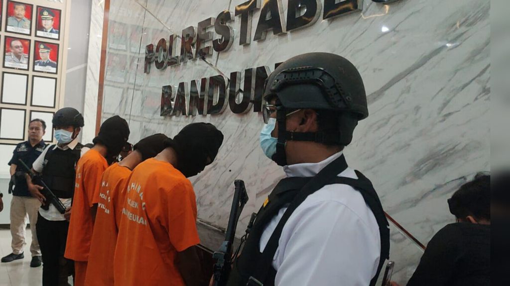 Tampak ketiga pelaku perampasan di Markas Polrestabes Bandung, Jawa Barat, Rabu (21/2/2024). Ketiganya merampas telepon seluler milik seorang perempuan setelah mengancamnya dengan menggunakan kapak. 