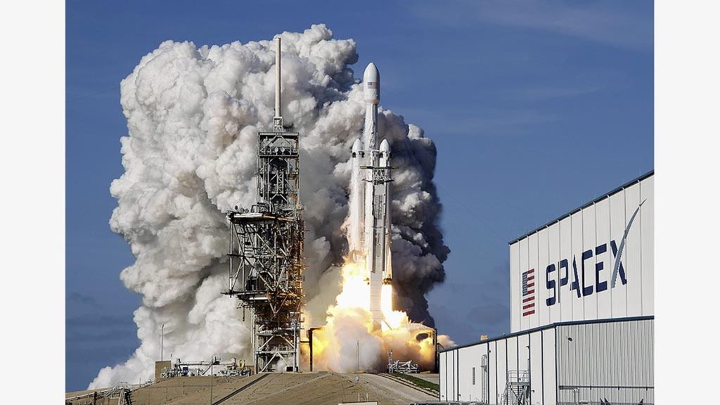 Roket Falcon 9 SpaceX diluncurkan dari tempat peluncuran 39A pada Pusat Luar Angkasa Kennedy di Cape Canaveral, Florida, AS, 6 Februari 2018. 