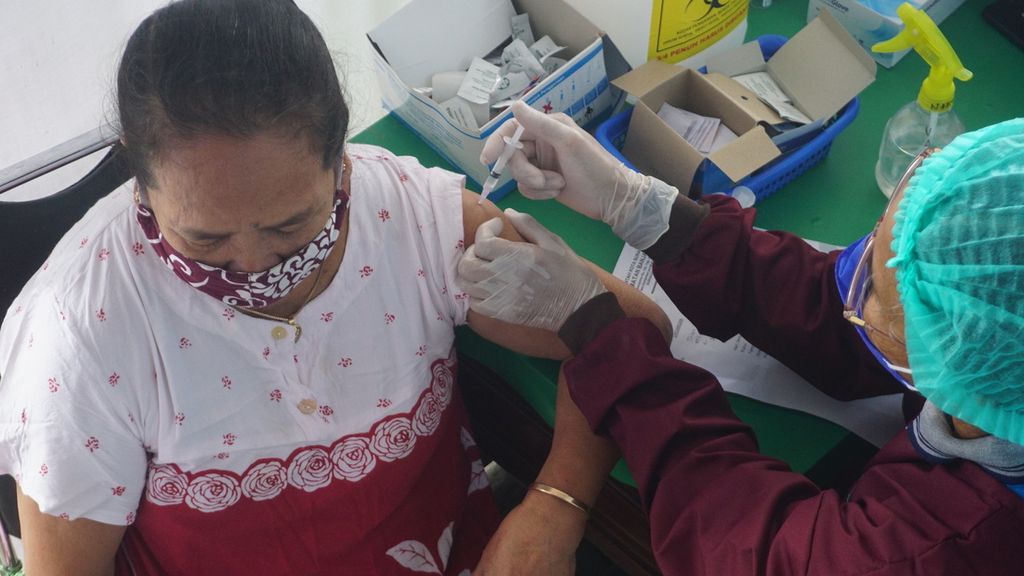 Seorang warga lansia menerima vaksinasi penguat (<i>booster</i>) Covid-19 di RSUD Ibu Fatmawati Soekarno, Kota Surakarta, Jawa Tengah, Jumat (14/1/2022). Ini merupakan hari pertama digelarnya vaksinasi penguat di kota tersebut. Target sasaran awal terdiri atas 55.000 orang lansia.