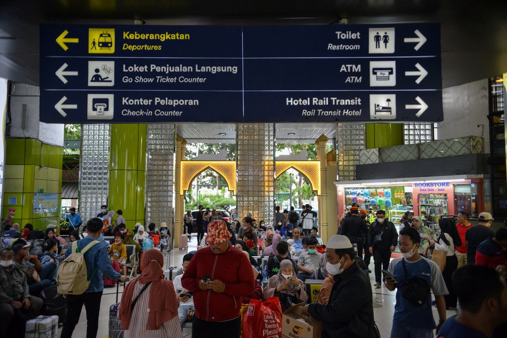 Para pemudik menunggu kereta di ruang tunggu di Stasiun Gambir, Jakarta Pusat, Minggu (16/4/2023). Beberapa hari menjelang Lebaran, Stasiun Gambir mulai dipenuhi para pemudik. Tercatat pada Minggu 16 April 2023 ada sekitar 15.000 penumpang yang berangkat dengan layanan 38 kereta api yang beroperasi. 