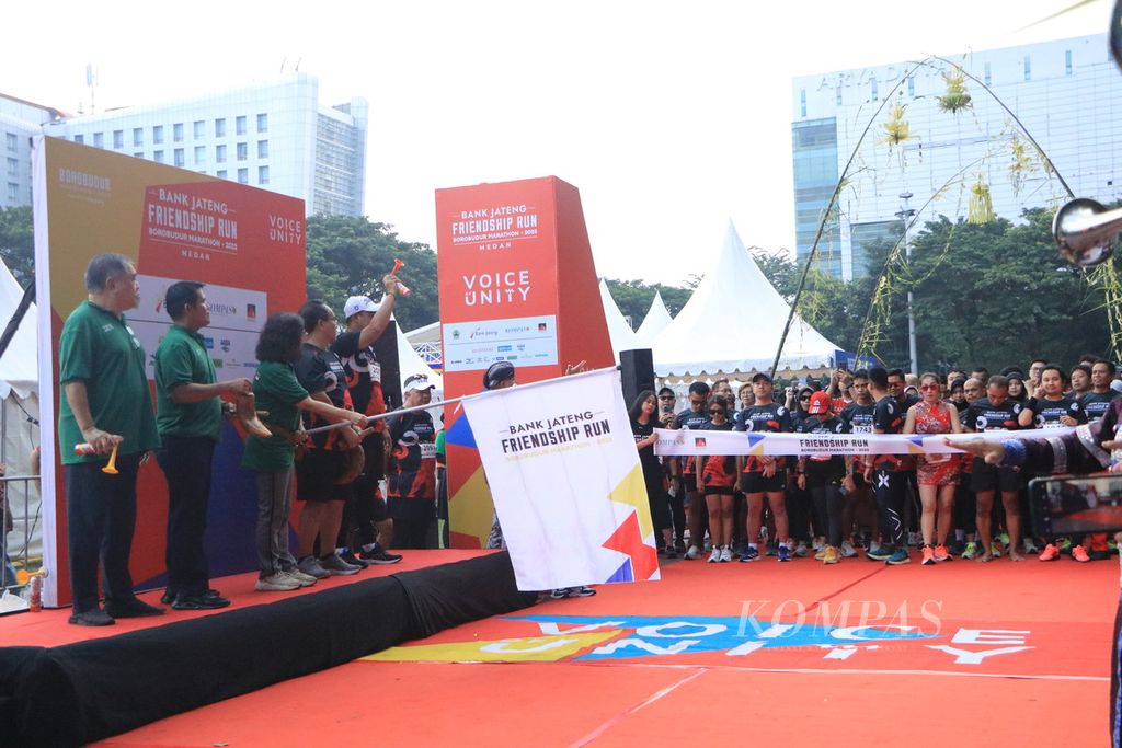 Para pelari Bank Jateng Friendship Run Medan bersiap menjajal 5 kilometer lintasan dari titik start di Lapangan Benteng, Kota Medan, Sumatera Utara, Minggu (17/9/2023). Acara yang membawa semangat ”Voice of Unity” itu merupakan rangkaian Borobudur Marathon 2023 Powered by Bank Jateng.