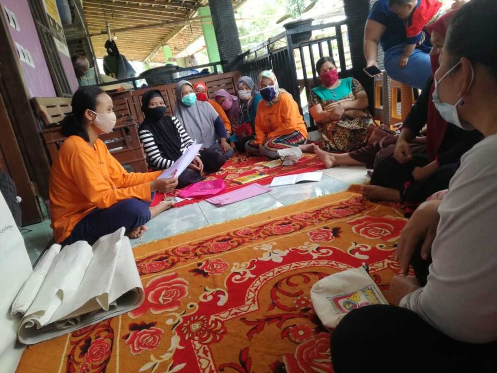 Suasana saat para pekerja rumah tangga yang tergabung dalam Serikat PRT Merdeka Semarang, Jawa Tengah, berdialog.
