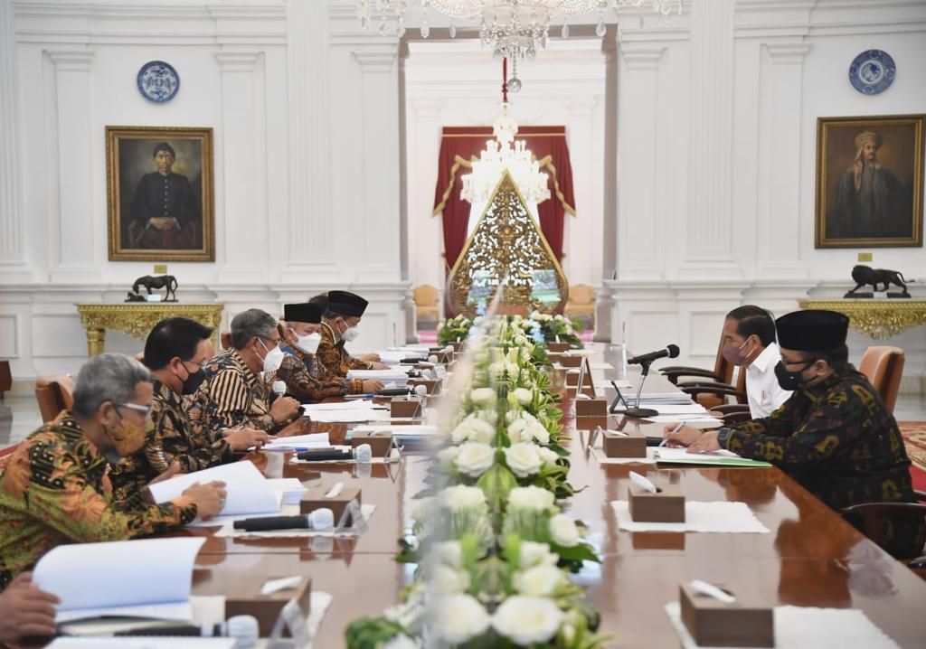 Presiden Joko Widodo menerima Panitia Seleksi Pemilihan Calon Anggota Badan Pelaksana dan Calon Anggota Dewan Pengawas Badan Pengelola Keuangan Haji (BPKH) Periode 2022-2027 di Istana Merdeka, Jakarta, Senin (4/4/2022).