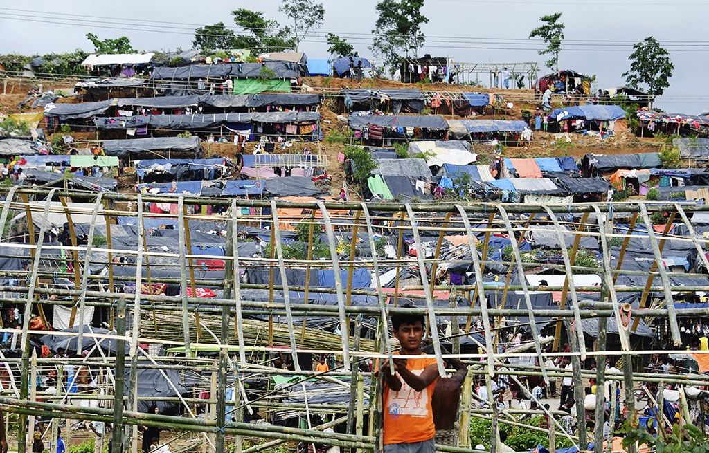 Pengungsi Rohingya  mendirikan tenda penampungan sementara di kamp Thyangkhali, dekat  Desa Gumdhum, Banglades, Senin (18/9). Lebih dari 400.000 warga etnis Rohingya melarikan diri ke Banglades dari Myanmar untuk menghindari kekerasan.