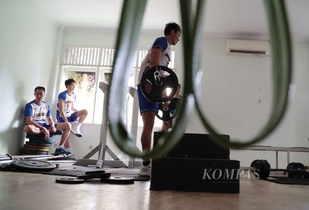 Pemain tim nasional bola voli putra berlatih kebugaran di Padepokan Bola Voli Jenderal Polisi Kunarto, Sentul, Bogor, Jawa Barat, Rabu (19/4/2023). 