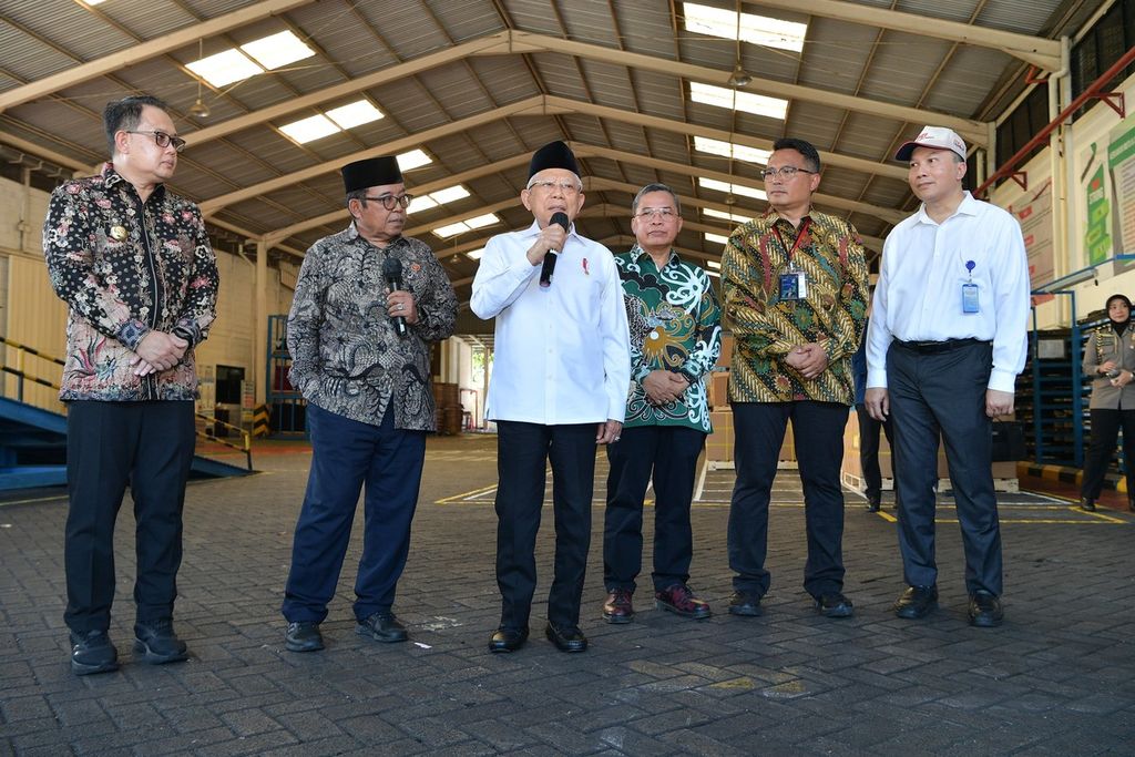 Wakil Presiden Maruf Amin memberikan keterangan kepada wartawan seusai mengunjungi Pabrik Pengolahan Limbah B3 (Bahan Beracun dan Berbahaya) dan PT Fronte Classic Indonesia di Kawasan Pasuruan Industrial Estate Rembang (PIER), Kabupaten Pasuruan, Provinsi Jawa Timur, Kamis (27/6/2024).