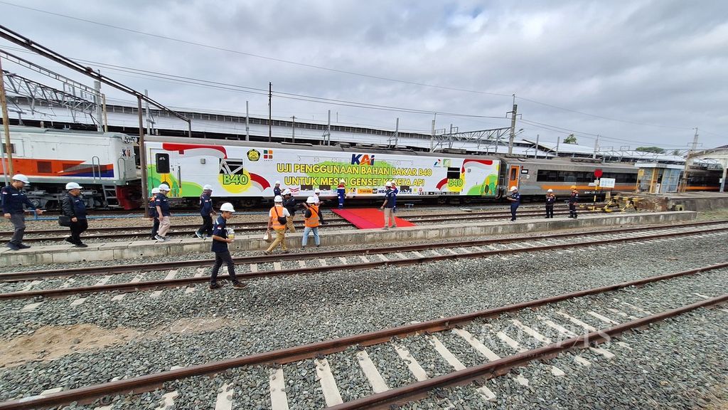 Rangkaian KA Bogowonto jurusan Yogyakarta-Jakarta di Stasiun Lempuyangan, Yogyakarta, Senin (22/7/2024), sebelum diuji penggunaan dengan bahan bakar biodiesel B40.