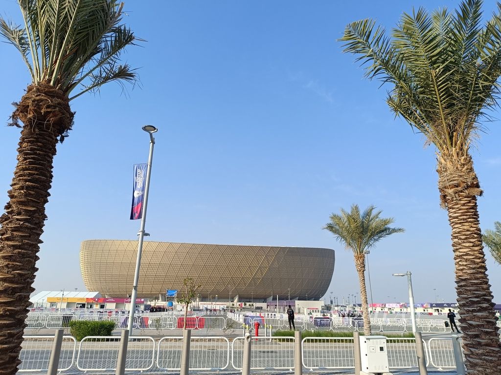 Suasana di luar Stadion Lusail, Doha, Qatar, yang ditutup untuk persiapan pembukaan Piala Asia 2023, Kamis (11/1/2024). Jelang pembukaan pada Jumat (12/1/2024), pengamanan di sekitar stadion diperketat dengan adanya ratusan petugas pengamanan menyebar di berbagai penjuru. 