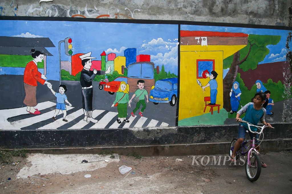 Mural bertema pendidikan karakter dan budi pekerti tergambar di tembok sebuah sekolah di kawasan Karang Tengah, Jakarta, Senin (4/11/2019).