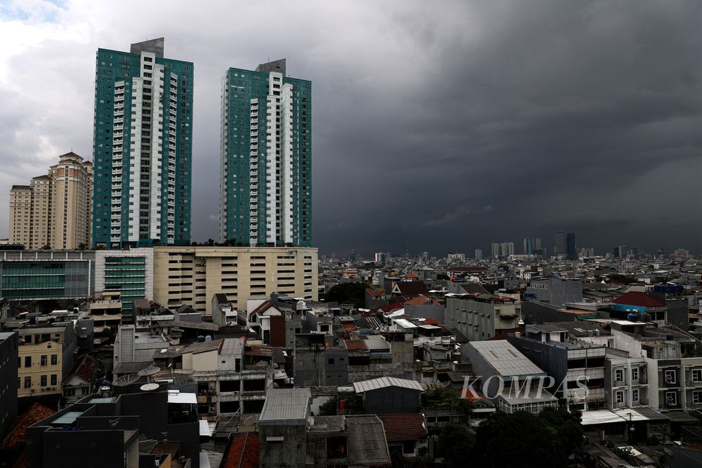 Awan hitam bergelayut di langit Jakarta menjelang hujan, Kamis (9/6/2022). 