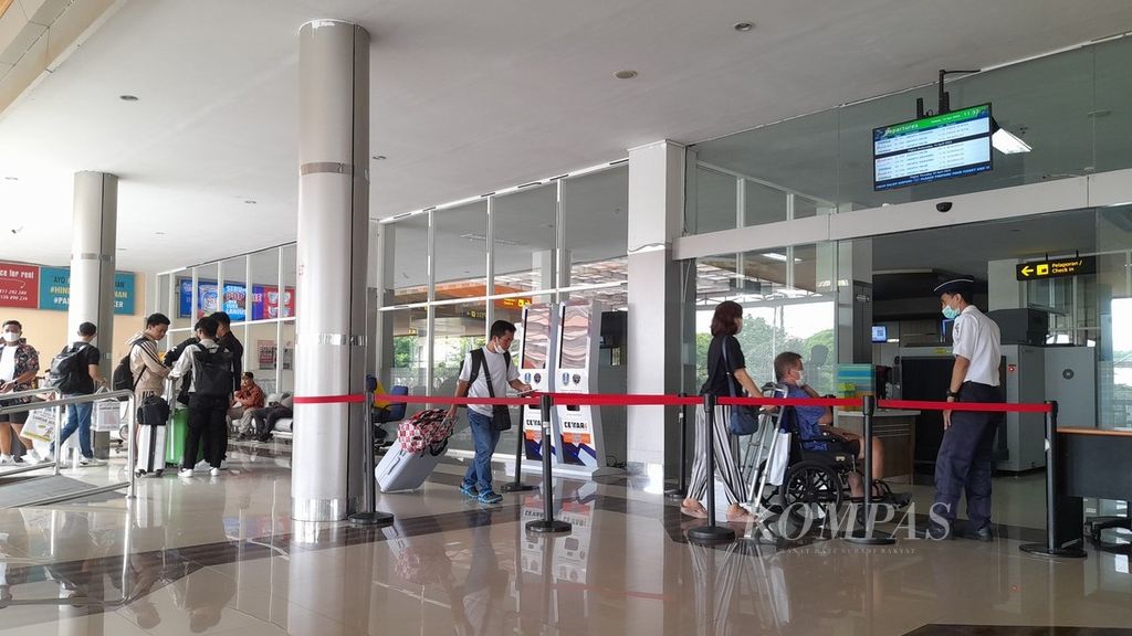 Sejumlah calon penumpang pesawat tujuan Jakarta memasuki ruang tunggu keberangkatan Bandara Abdulrachman Saleh Malang, Jawa Timur, Selasa (18/4/2023).