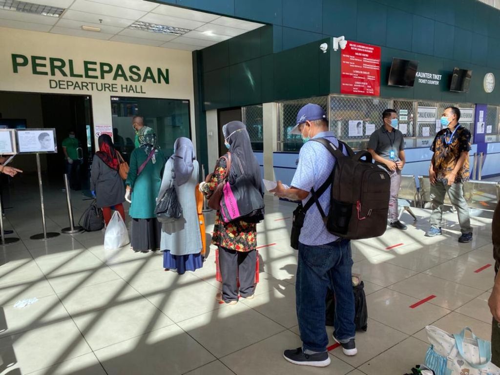 Para WNI yang terjebak di Sabah, Malaysia, mengantre di Pelabuhan Tawau, Malaysia, Jumat (15/5/2020).