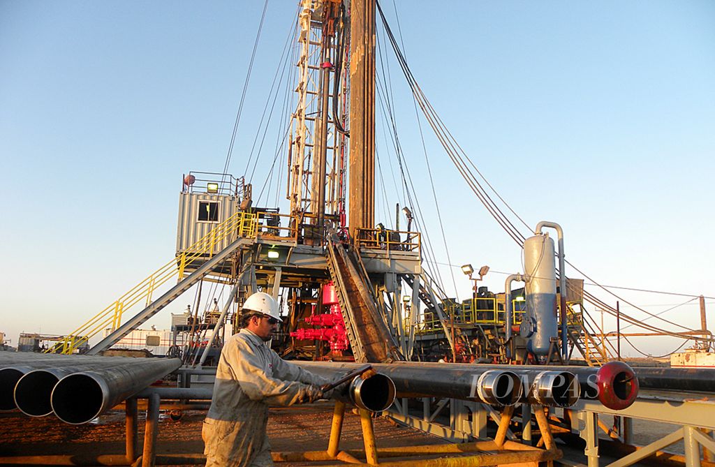 Suasana kegiatan operasi minyak dan gas bumi di salah satu <i>rig </i>(menara pengeboran) di Ladang Karim, Nimr, Oman, yang dioperatori PT Medco Energi Internasional, melalui anak perusahaannya, PT Medco Oman, Jumat (20/12/2013).
