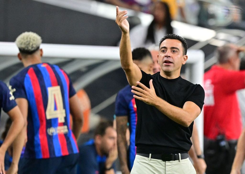 Pelatih Barcelona Xavi Hernandez berteriak kepada wasit pada laga pramusim antara Barcelona dan Real Madrid di Stadion Allegiant, Las Vegas, Nevada, Amerika Serikat, 23 Juli 2022. 