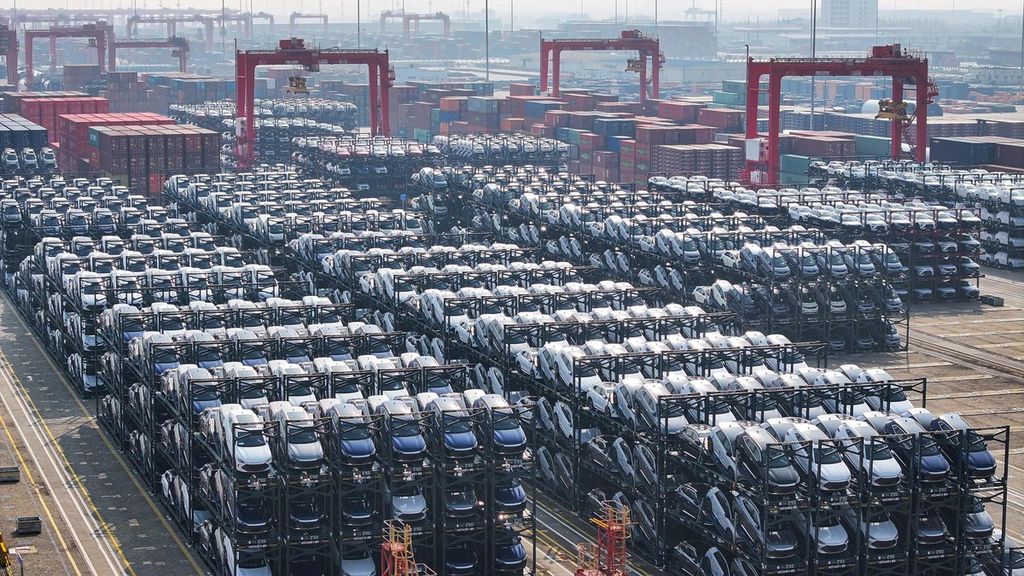 Mobil listrik buatan BYD siap diekspor dari Pelabuhan Taicang, Jiangsu, China, pada Februari 2024