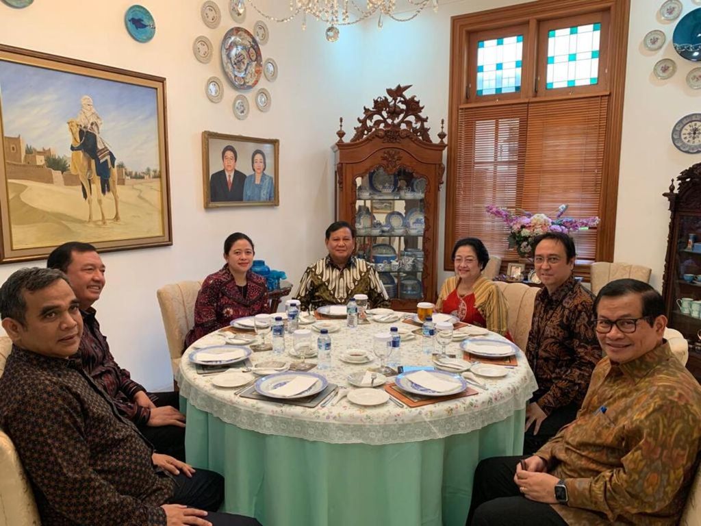 Ketua Umum PDI-P Megawati Soekarnoputri saat hendak makan siang bersama Ketua Umum Partai Gerindra Prabowo Subianto di kediaman Megawati, di Jakarta, Rabu (24/7/2019). Tampak hadir dalam pertemuan itu, putra-putri Megawati, Puan Maharani dan Prananda Prabowo. Kemudian politisi senior PDI-P, Pramono Anung; Kepala BIN Budi Gunawan; dan Sekjen Gerindra Ahmad Muzani.