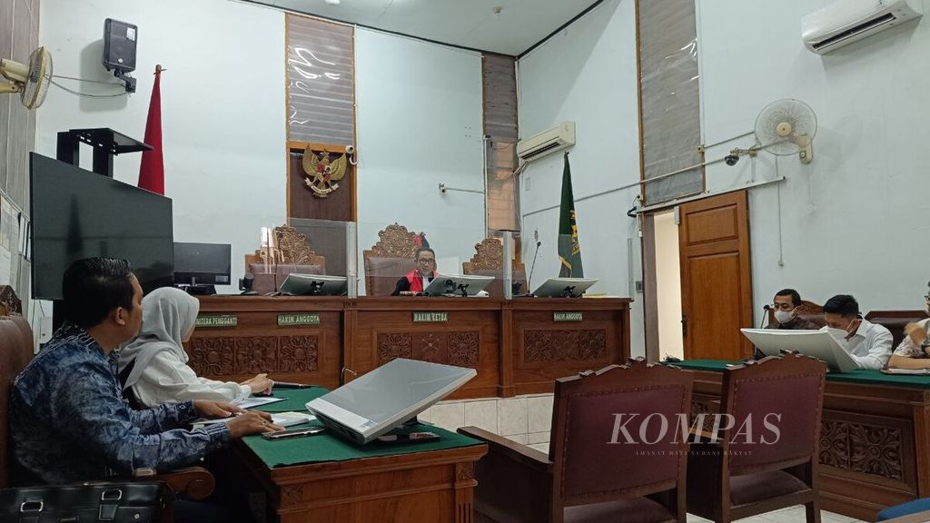 The sole panel of the South Jakarta District Court, Agung Sutomo Thoba, read out the ruling for the pre-trial case of the corruption allegations against the suspended head of the Corruption Eradication Commission's detention center, Achmad Fauzi, in Jakarta on Wednesday (8/5/2024).