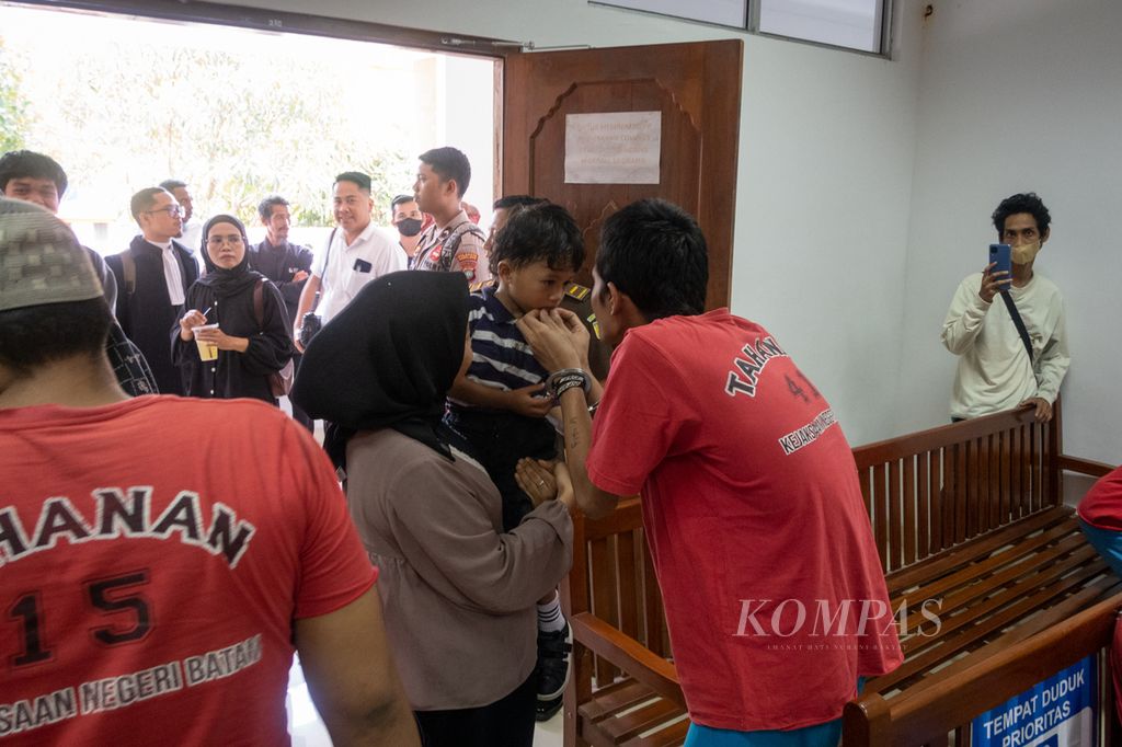 Salah satu terdakwa kasus kerusuhan demonstrasi Bela Rempang bercengkerama dengan keluarga seusai sidang di Pengadilan Negeri Batam, Kepulauan Riau, Senin (26/2/2024).