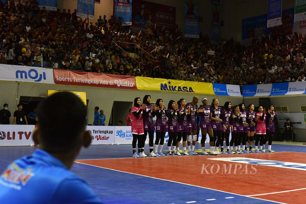 The atmosphere ahead of the match between Jakarta BIN women's team and Jakarta Pertamina Enduro in the 2024 Proliga series in Palembang, South Sumatra, at the Palembang Sport and Convention Center (PSCC), was intense on Friday (10/5/2024). In the match, Jakarta BIN won convincingly, 3-0 (25-17, 25-21, 25-20).